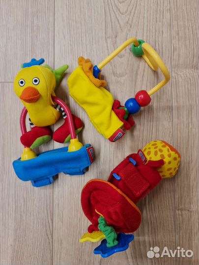 Развивающие игрушки на коляску tiny love