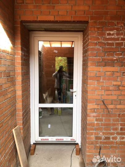 Дверь пластиковая, теплая 80 на 205