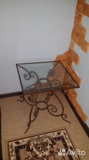 Прикроватный столик