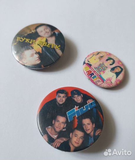 Значки, напульсник, наклейки