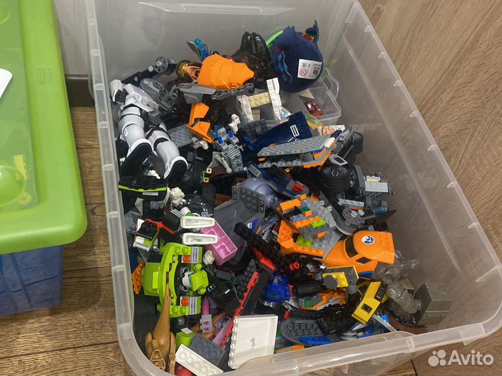 Коробка с лего