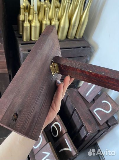 Золотые бутылки номера столов