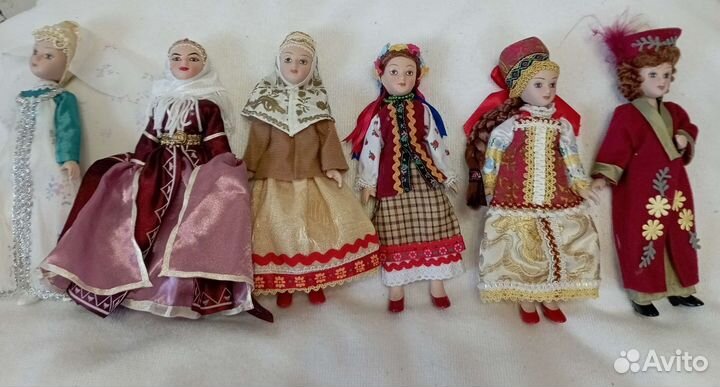 Кукла фарфоровая
