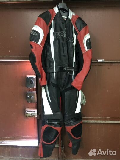 Кожаный костюм для езды на мотоцикле