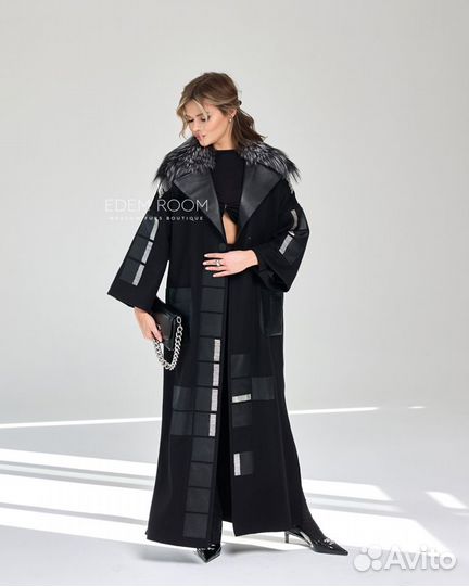 Демисезонное пальто с ручной вышивкой и мехом