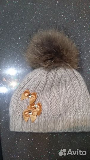 Новая зимняя шапка с помпоном из натур. меха енота