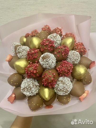 Букеты из клубники и цветов