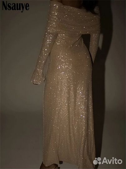 Вечернее платье с открытыми плечами
