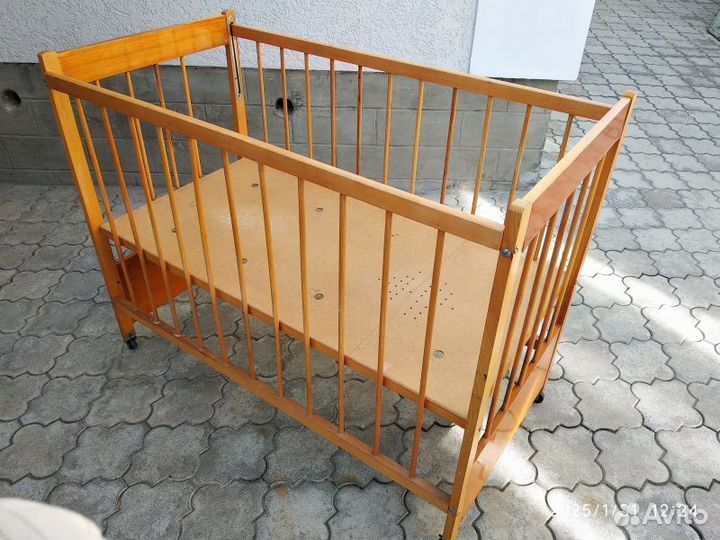 Детская кроватка с матрасиком