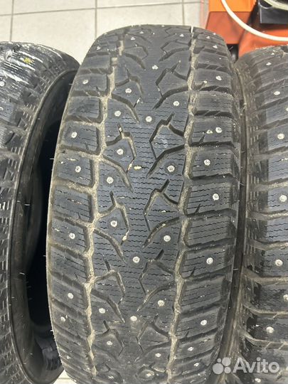 Royal Black Royal Stud II 215/60 R16