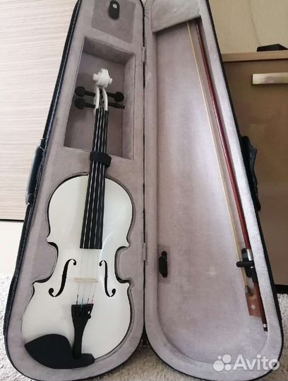 Скрипка белая в кейсе