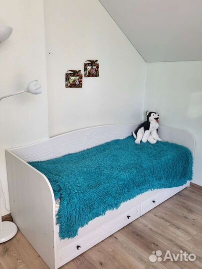 Кровать, шкаф, книжный шкаф