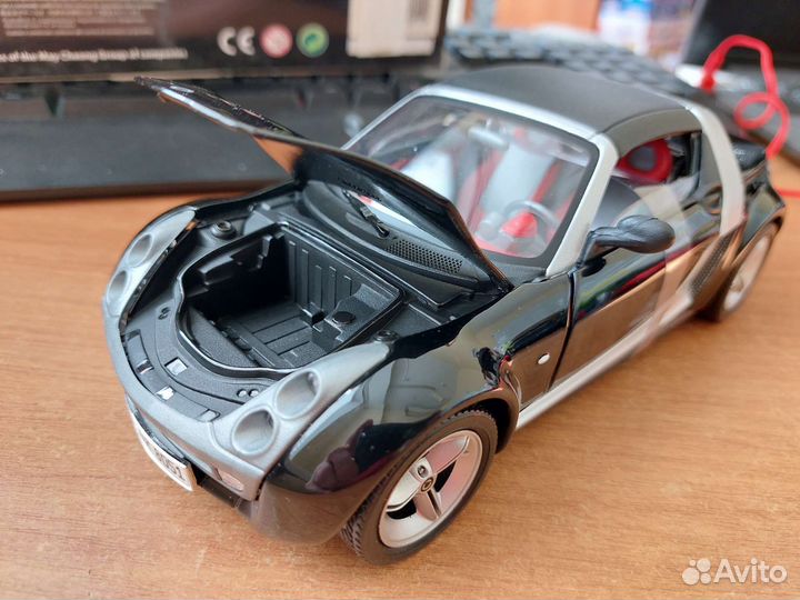 Коллекционная модель Smart Roadster 1:18