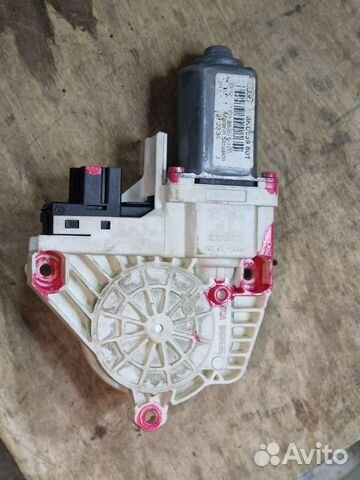 Моторчик стеклоподъемника левый 8K0959801