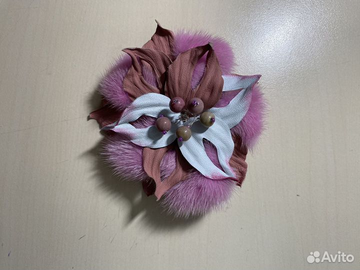 Брошь ручной работы из натуральной кожи