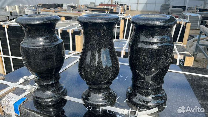 Ваза гранитная на кладбище