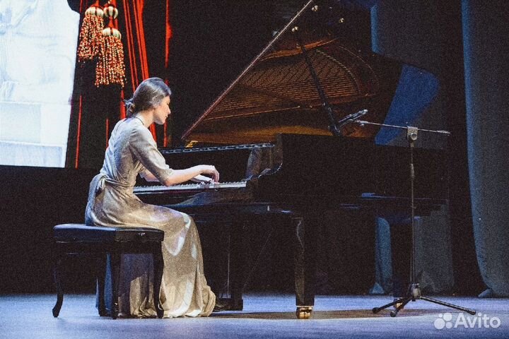 Пианист в кафе/ресторан, живая музыка (фон)