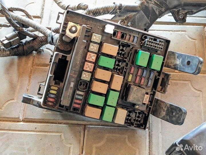 Блок предохранителей (проводка моторного отсека)