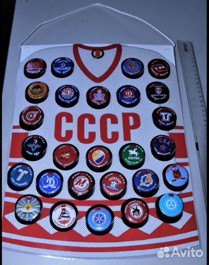 Хоккейные значки на вымпеле. 35 штук