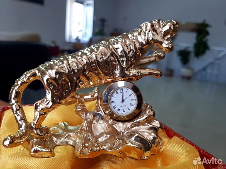 Часы с тигром