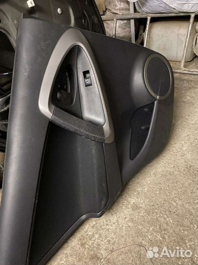 Обшивка задней левой двери Rav 4