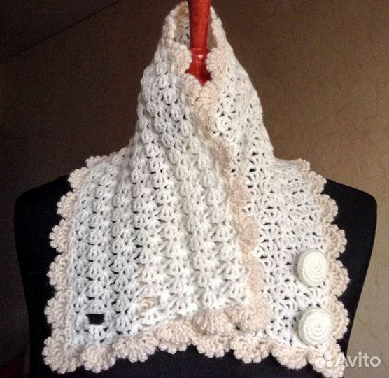 Белый кружевной шарф с пуговицами