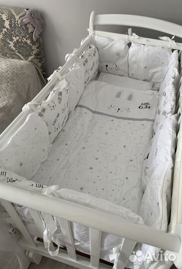 Детская кроватка с маятником