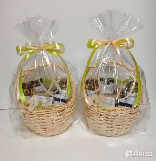 Подарок - корзина с чаем и сладостями