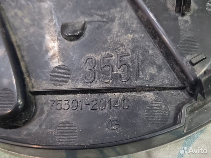 Эмблема решетки радиатора Toyota