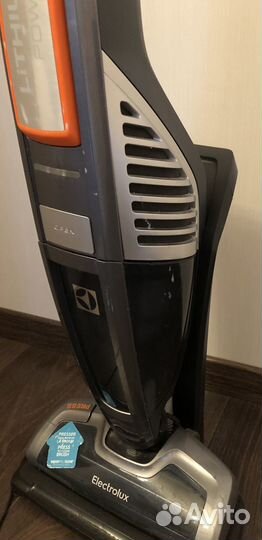 Пылесос вертикальный Electrolux UltraPower zb5022