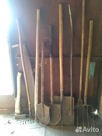 Лопаты, грабли, пилы, тяпки, вилы, ведра, лейки