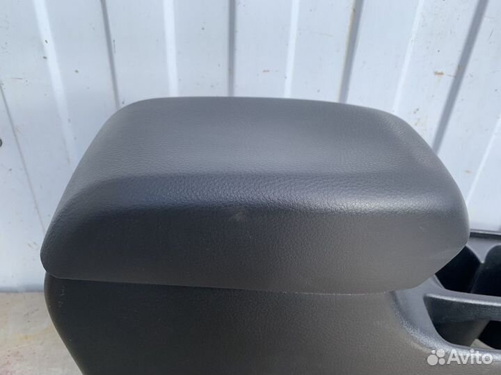 Подлокотник Митцубиси Лансер 9