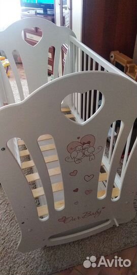 Детская кроватка с маятником и ящиком