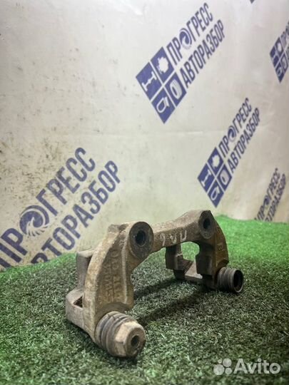 Скоба суппорта передняя левая LADA Priora хэтчбэк