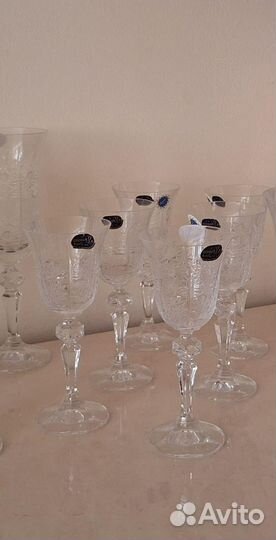 Хрустальные рюмки на ножке