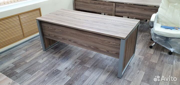 Стол для руководителя на металлическом каркасе