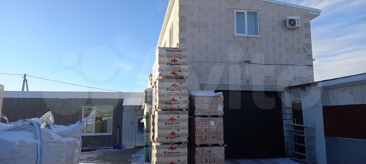 Здание с участком первая линия