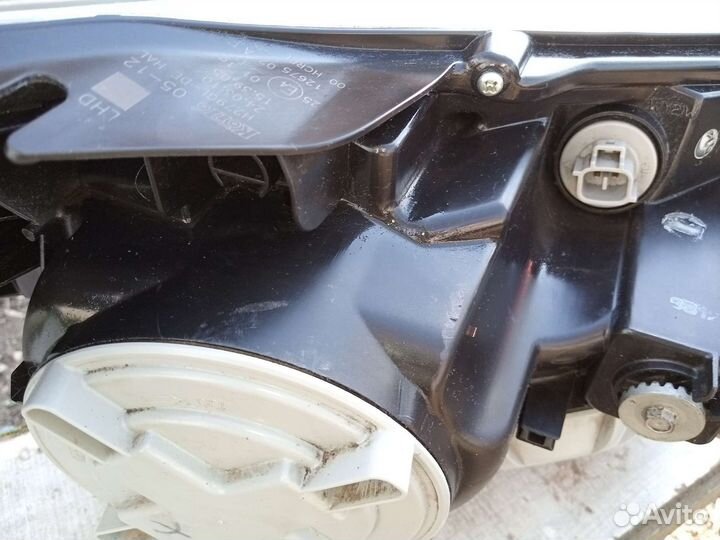 Фара левая на Toyota Avensis T270 2010 года