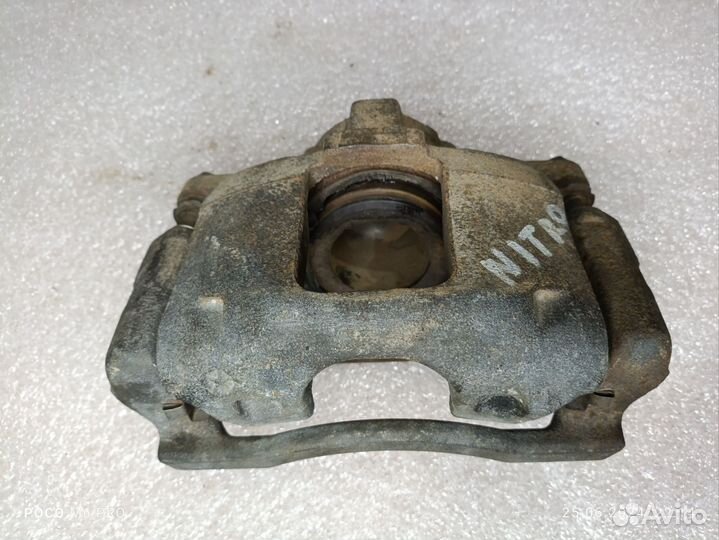 Суппорт передний правый Dodge Nitro