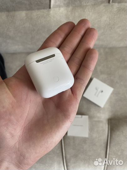 Apple AirPods (1-го поколения)