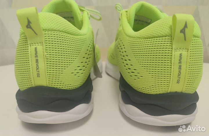 Кроссовки Mizuno Wave Revolt 2