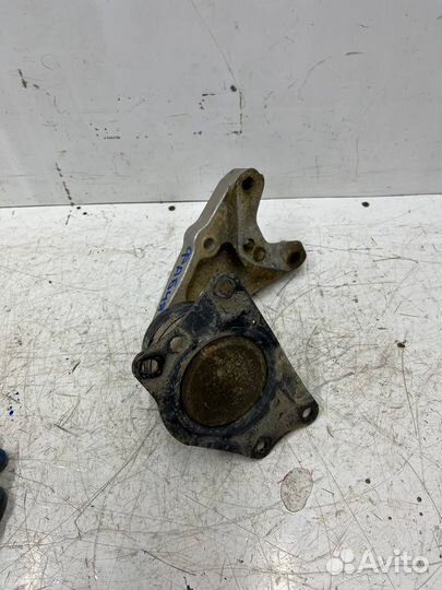 Опора двигателя правая Skoda Fabia 2