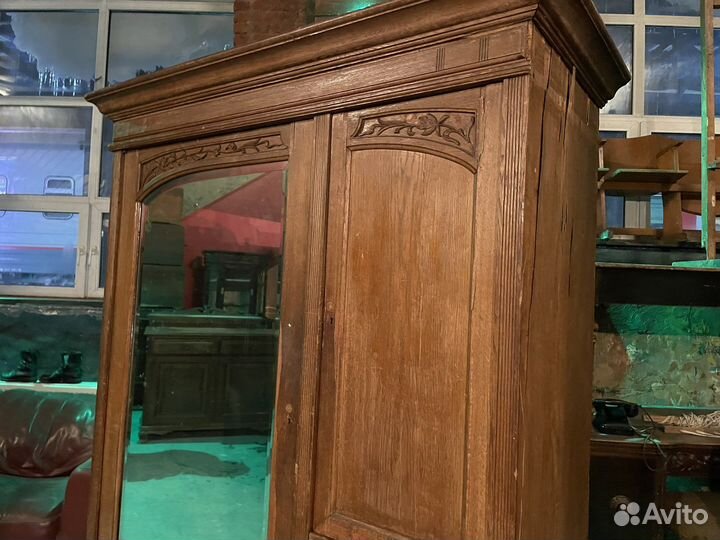 Старинный шкаф
