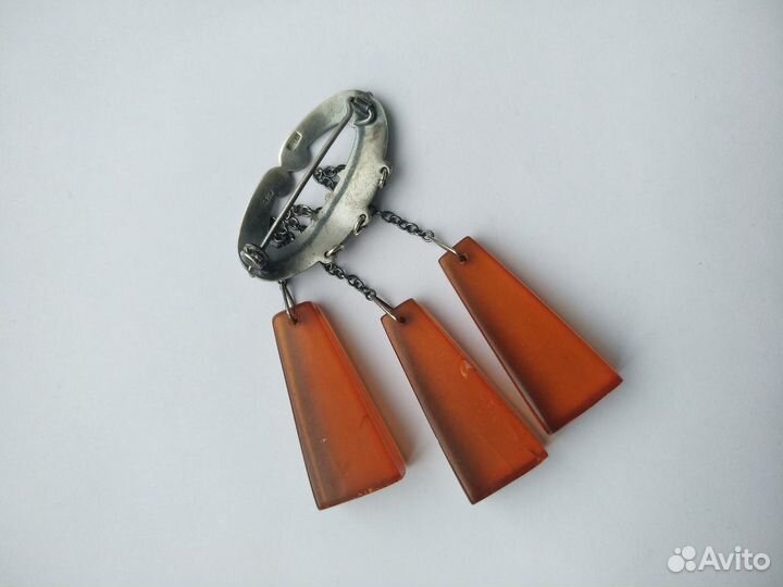 Серебряная брошь янтарь
