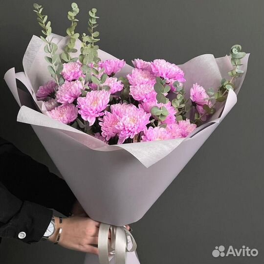 Букет яркая хризантема и эвкалипт