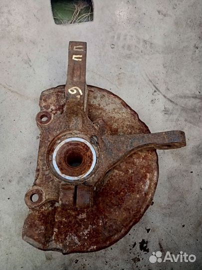 Кулак передний правый mitsubishi lancer 9