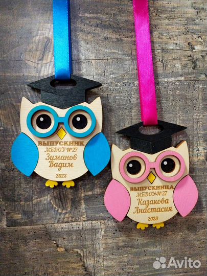 Медали с именами подарок на выпускной