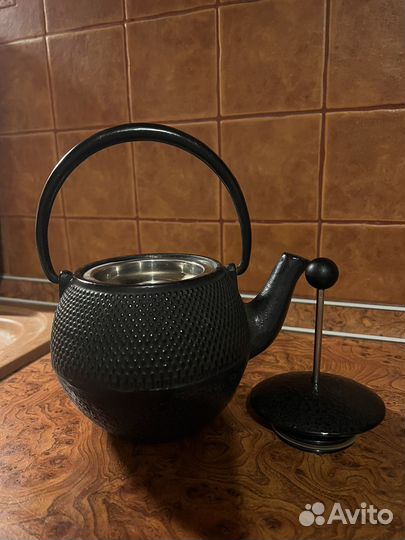 Чугунный заварочный чайник Bodum с прессом