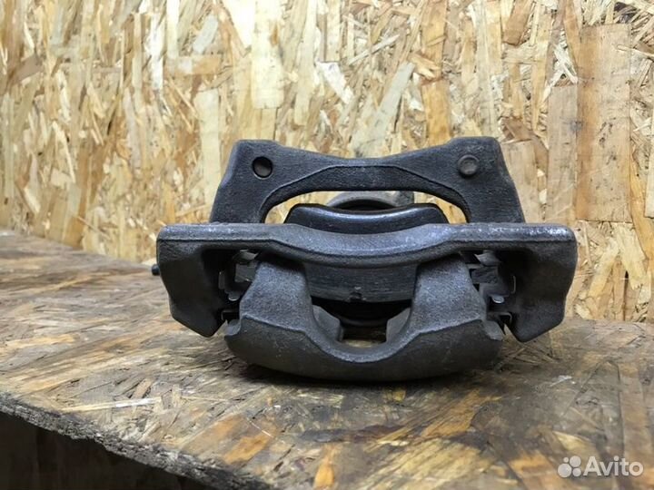 Суппорт тормозной передний левый Nissan Almera G15