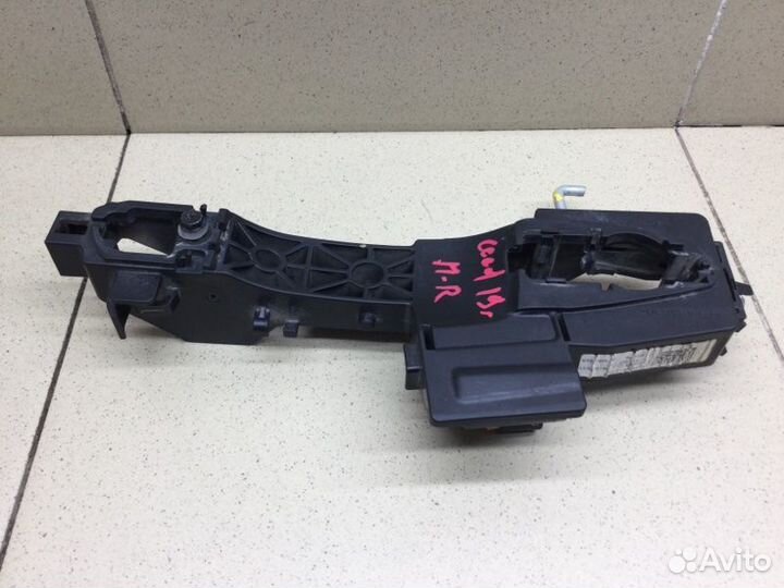 Кронштейн ручки передний правый Kia Ceed универсал